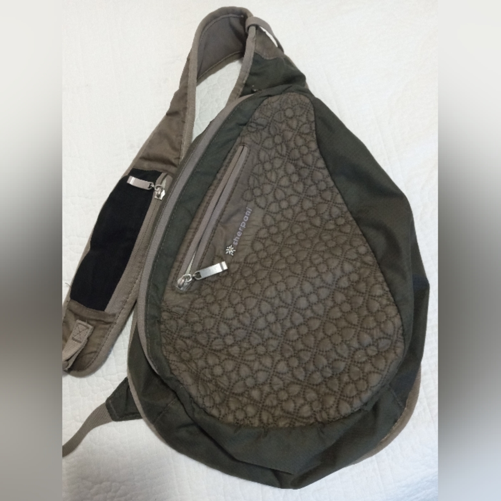 Sherpani green one arm pack